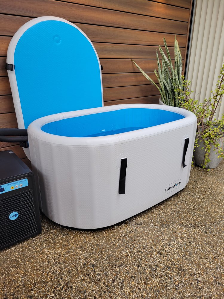 Compact inflatable hydro plunge with sporty design