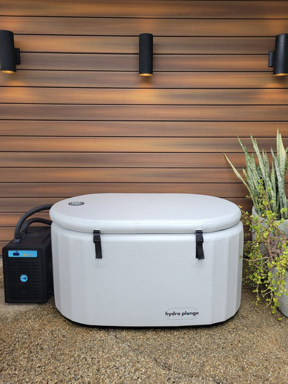 Easy-to-inflate hydro plunge pool for sports and relaxation