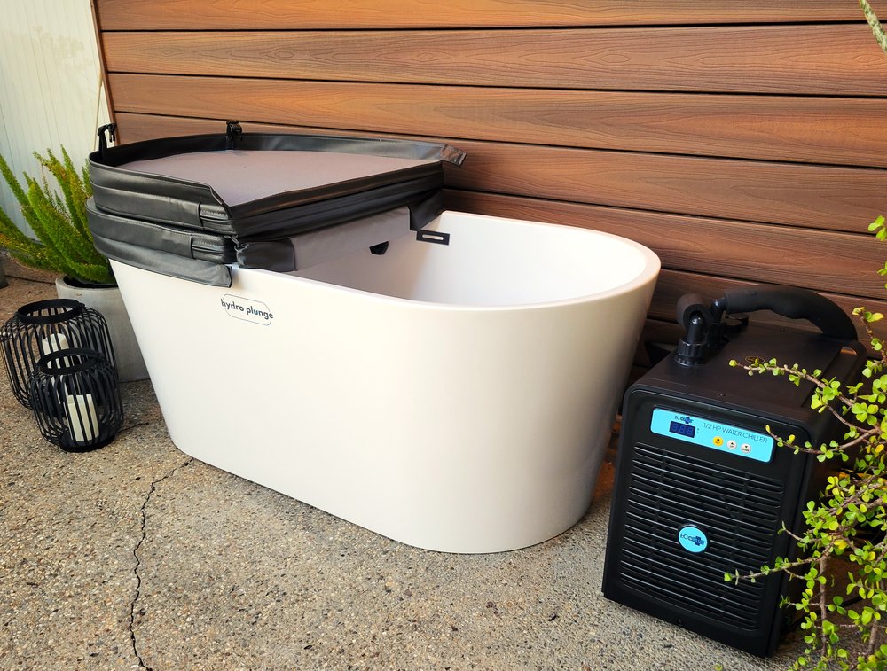 Luxurious large hydro plunge bath made of premium acrylic